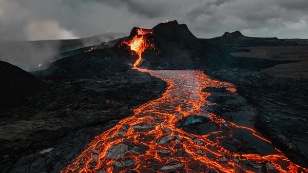Quelle est la meilleure manière de découvrir les volcans de l'île de la Réunion : randonnées et excursions ?